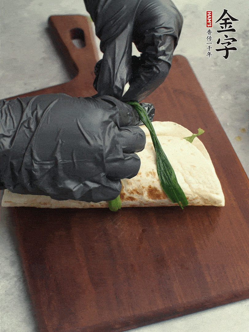 用焯過水的小蔥打結(jié)。