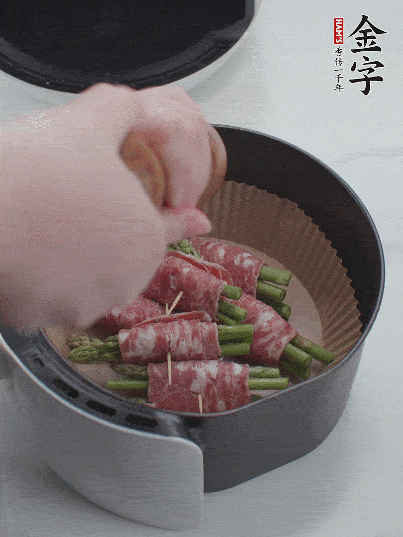 在培根卷上撒點黑胡椒碎。