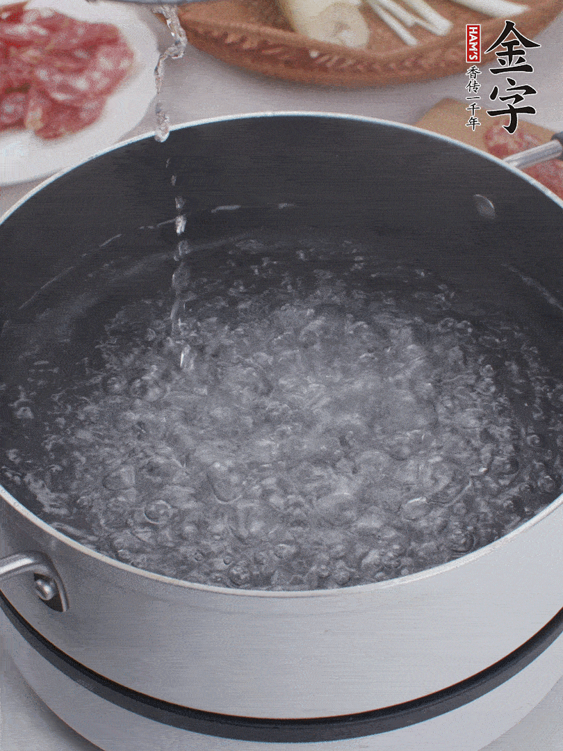 春筍去殼切片，焯水3分鐘。