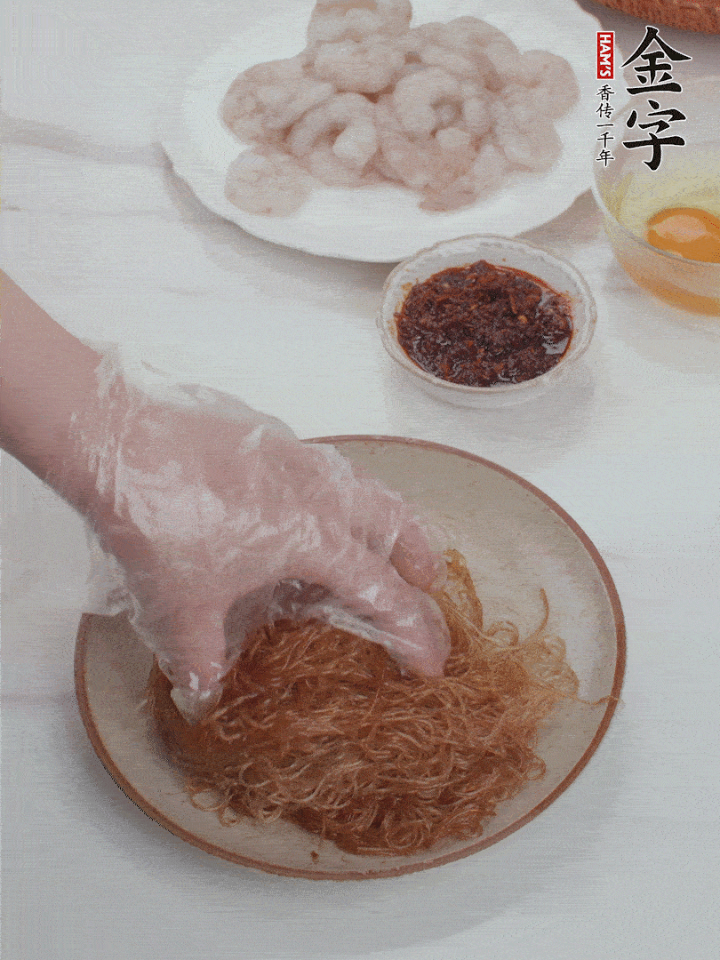 粉絲泡軟后，入沸水煮10秒，撈出后加1/2勺老抽、1/2勺食用油挑松。