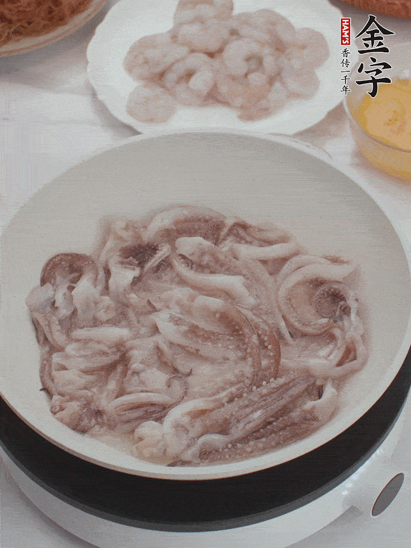 蝦仁、魷魚滑油，蛋液炒制半熟。