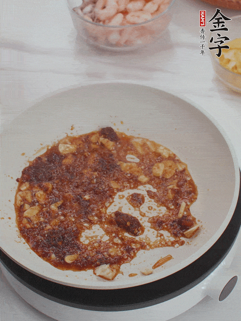 冷鍋熱油，1大勺金字火腿XO醬、蒜末炒香，倒粉絲一起炒。