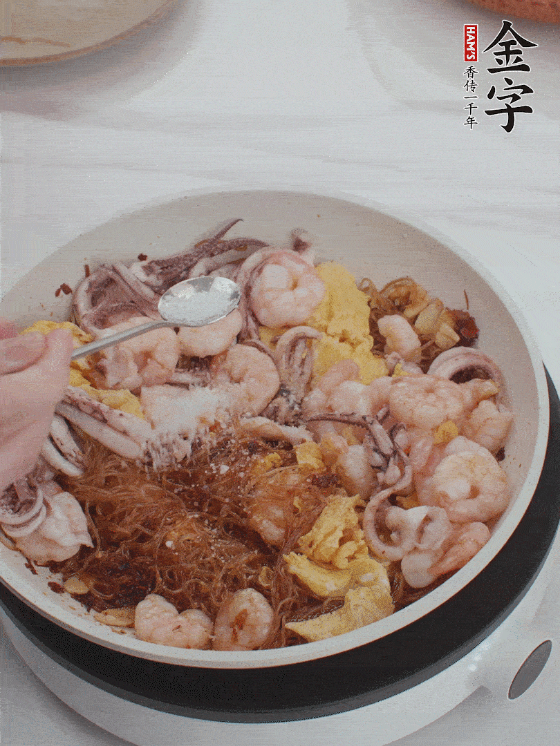 加雞蛋，蝦仁，魷魚混合。