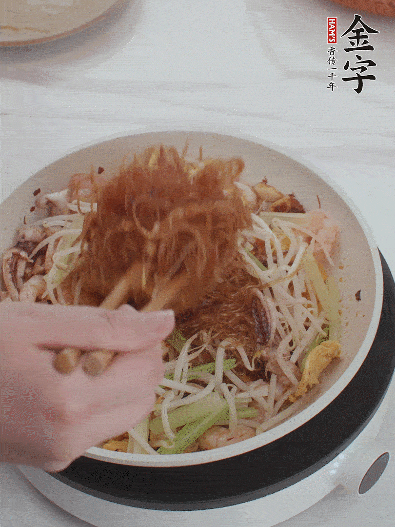 放焯好水的香芹、豆芽翻炒挑松。