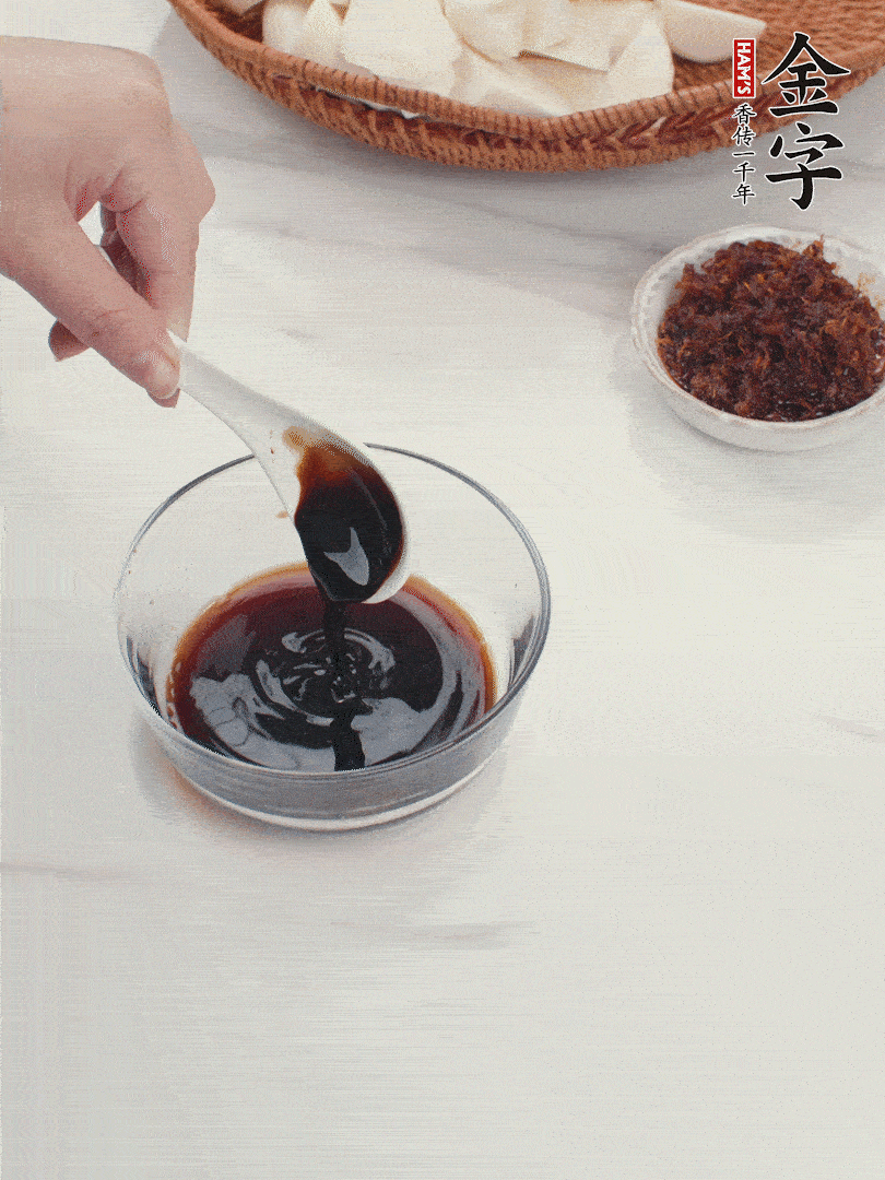 將生抽、老抽、黃酒和白砂糖在小碗里調(diào)成味汁。