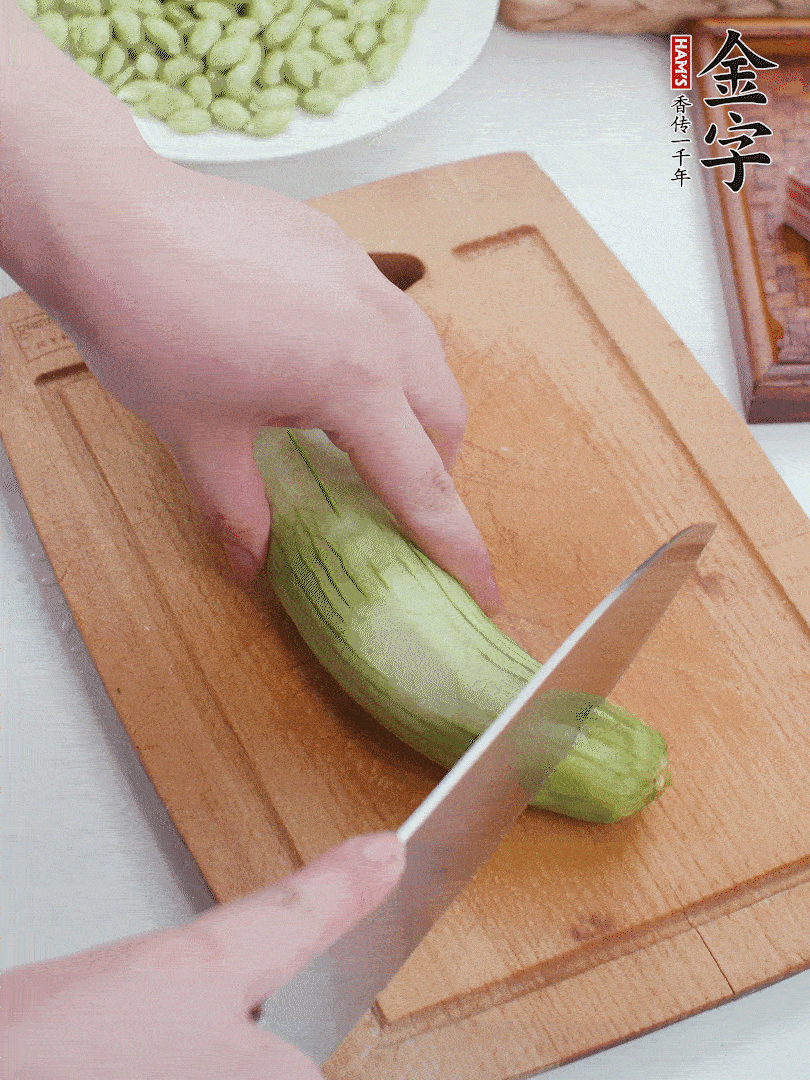 絲瓜去掉外皮，去掉兩端，切成滾刀塊。