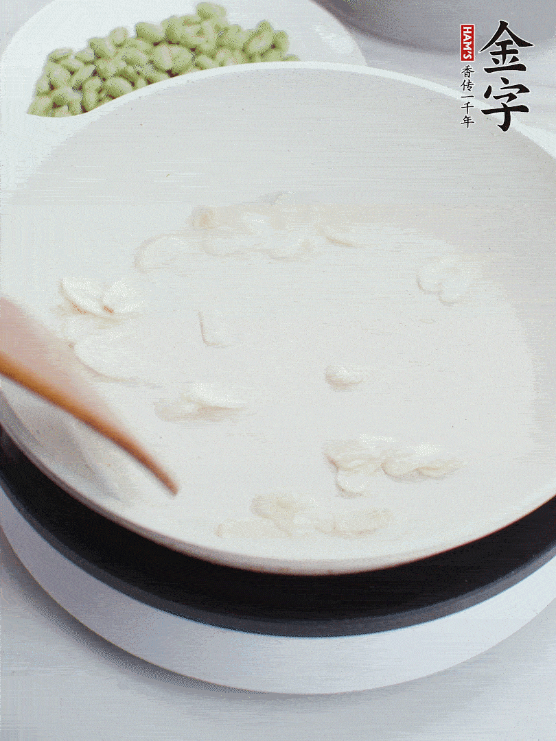 金字淡咸肉煮15分鐘，撈出切片。油5成熱時，蒜末、咸肉爆香。