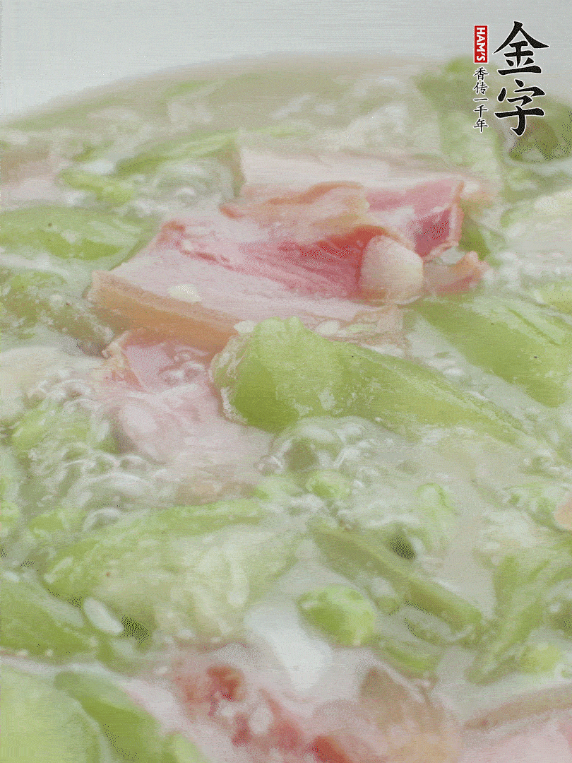 加一點熱水、白胡椒粉、雞精翻炒1分鐘。