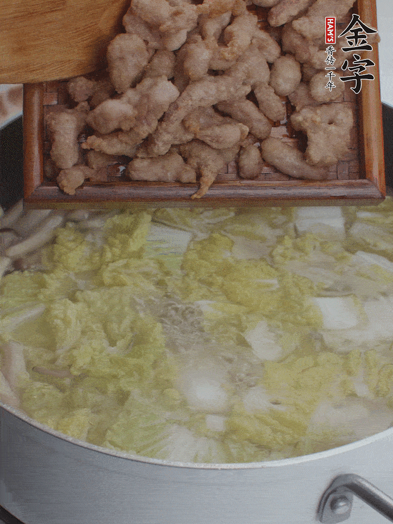 水開后煮10分鐘，下娃娃菜、小酥肉煮3分鐘。