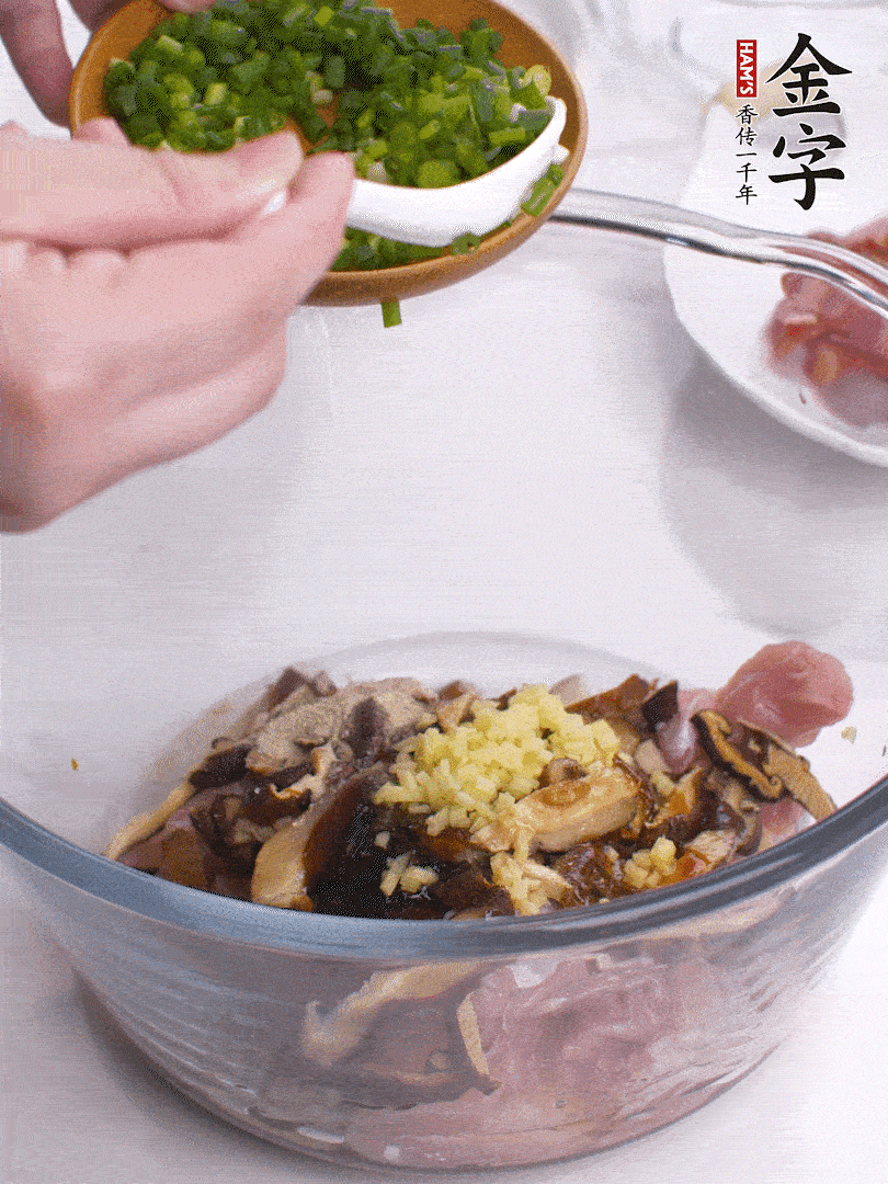 雞肉、香菇混合，加清水1/3杯、料酒1勺、蠔油1勺、鹽1勺、糖1/4勺、白胡椒1/4勺、食用油1勺、香油1/4勺、姜末、蔥花，攪拌均勻腌制2小時(shí)。
