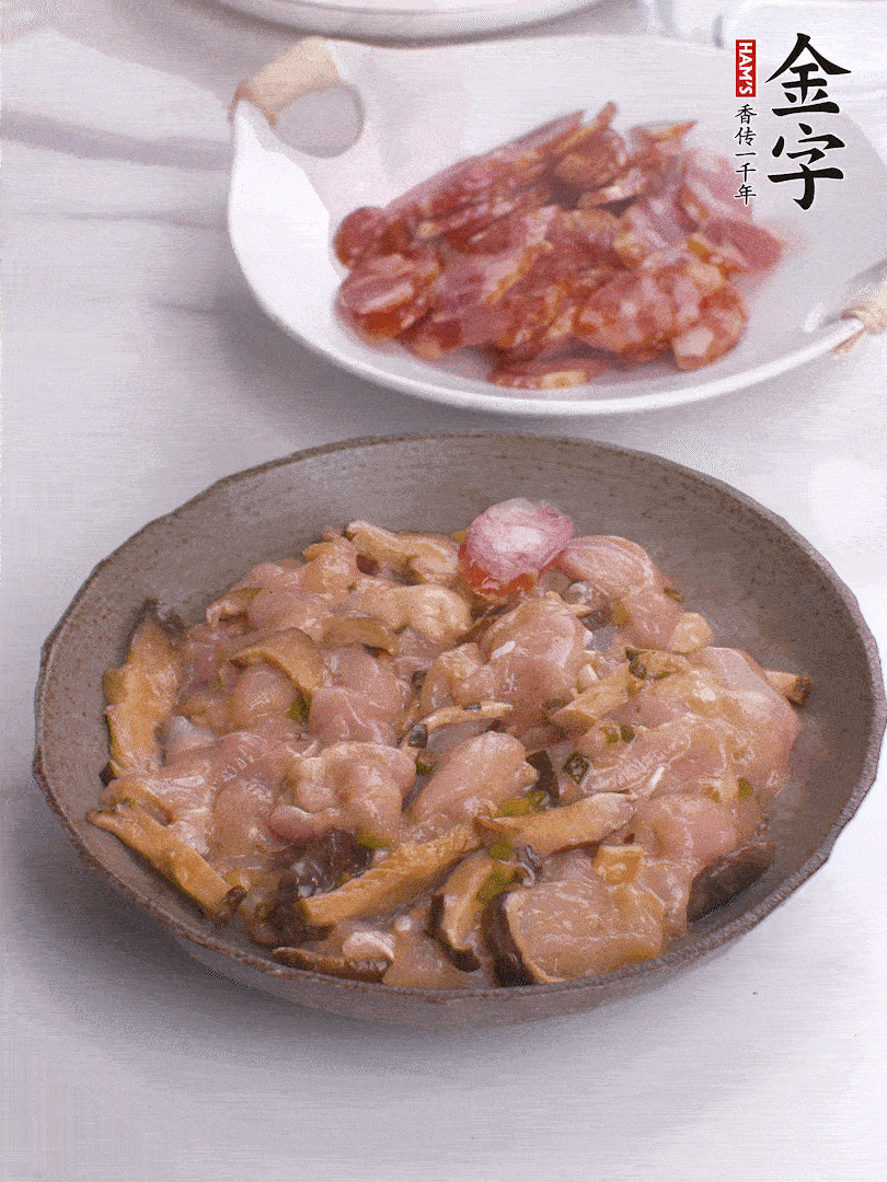 腌制后，雞肉中加淀粉1勺，頂部碼上香腸片。