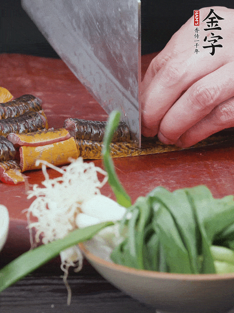 黃鱔去內(nèi)臟洗凈，切花刀斬段。沸水下鍋，加黃酒焯水去血沫。