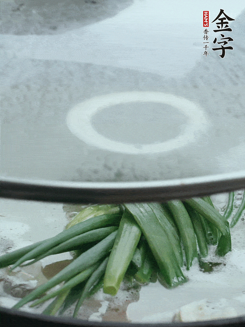 加蔥結(jié)去腥，大火開后中火燒20分鐘。