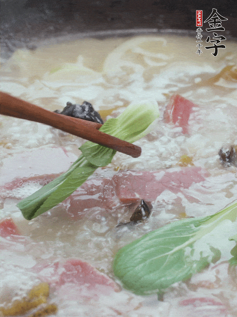 撈出蔥結(jié)，小菜心點綴。