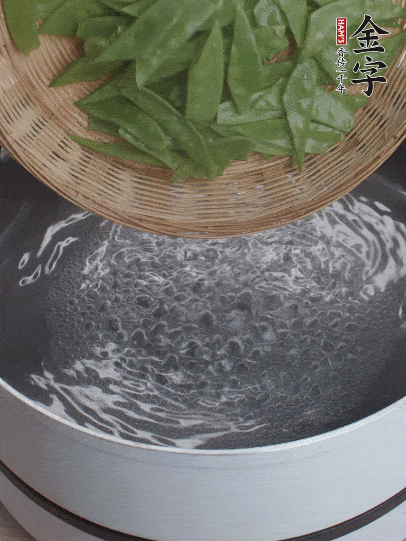 甜豆莢撕掉老筋，斜切兩半，焯水1分鐘。