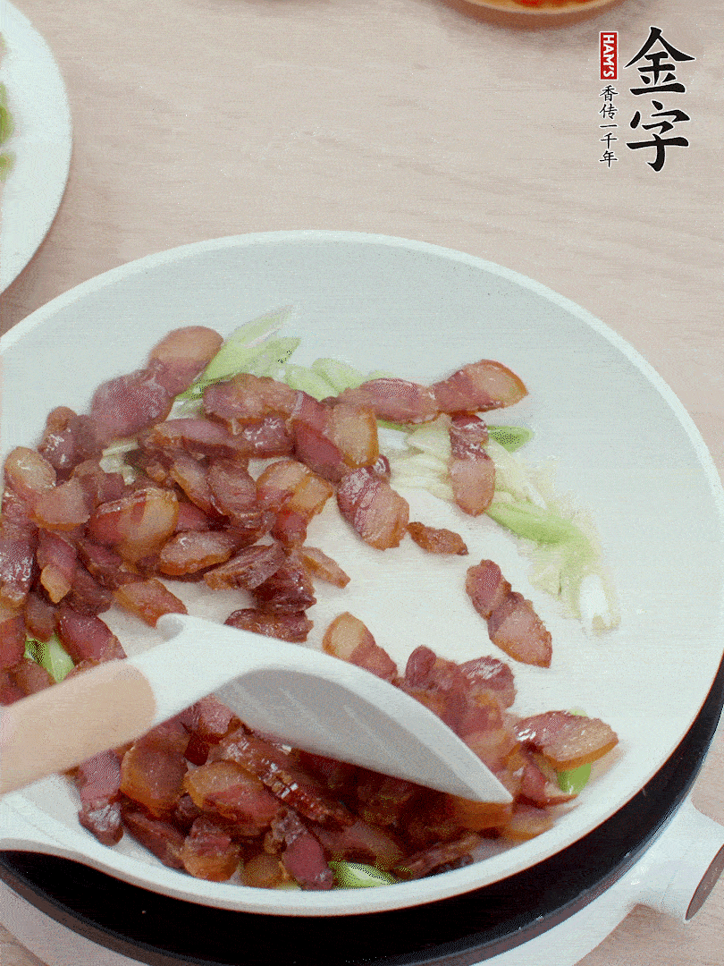 鍋中少許油，姜、蒜白爆香，下臘肉煸出油脂。