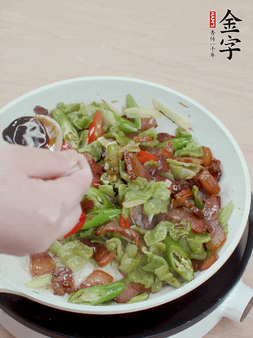 2勺生抽調(diào)味，最后撒蒜葉。
