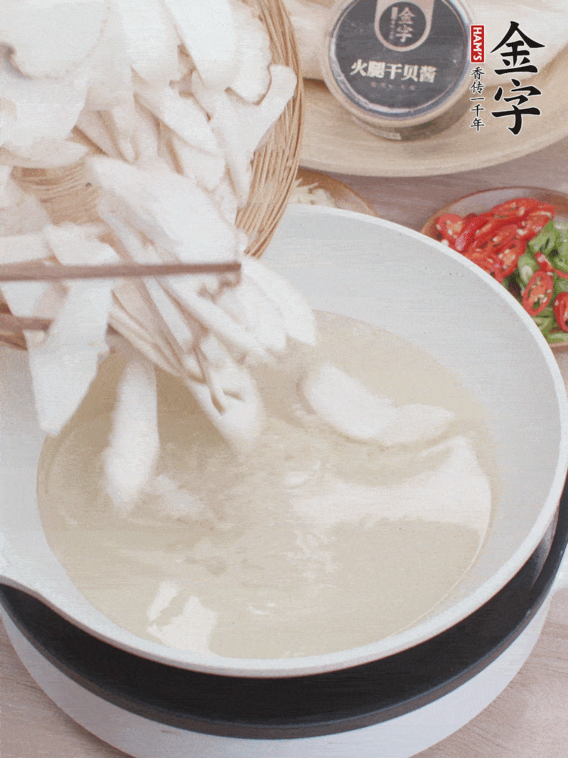 杏鮑菇切成片，油溫7層熱炸2分鐘。