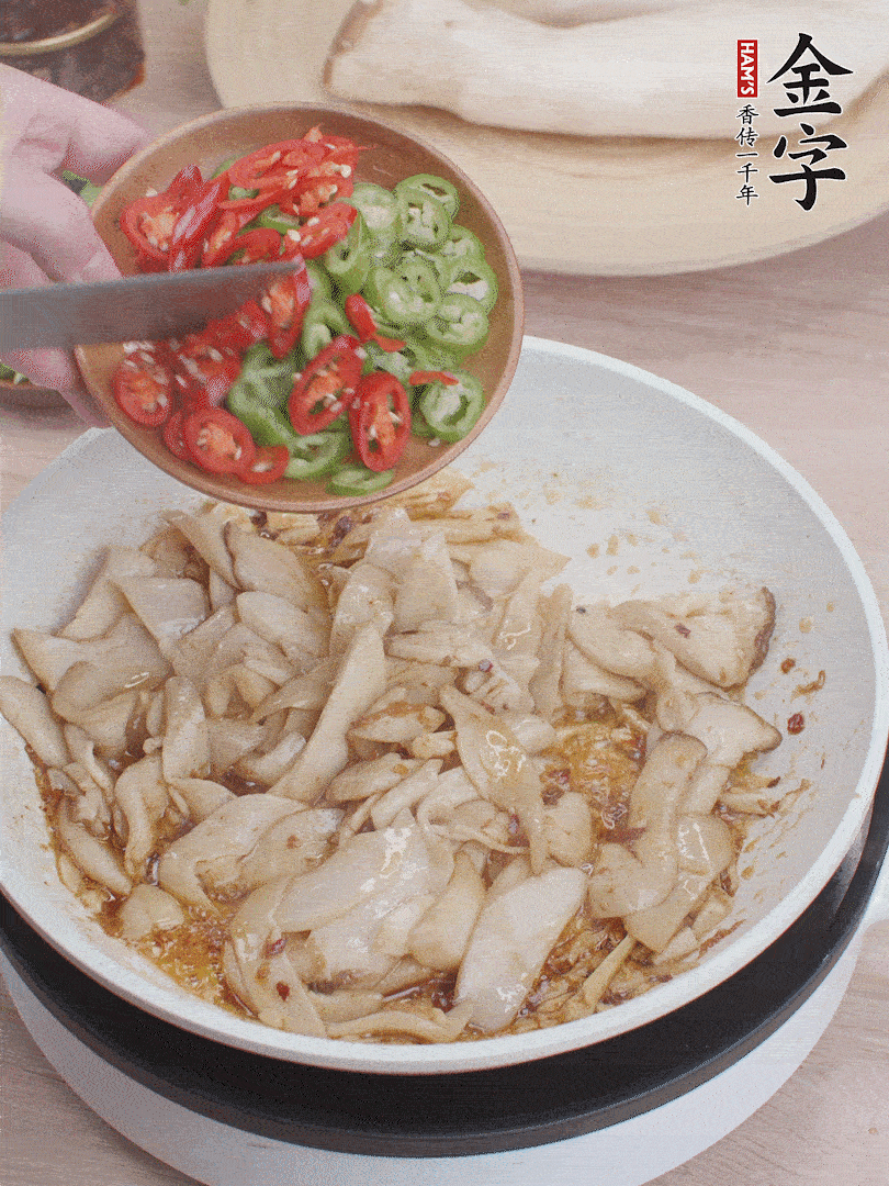 下杏鮑菇、青紅辣椒炒出香味。