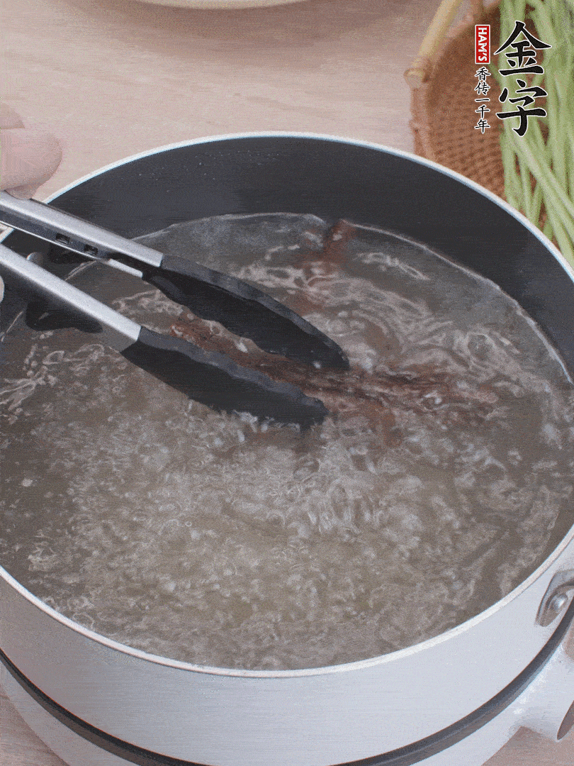 金字醬油肉下鍋煮10分鐘，切薄片。