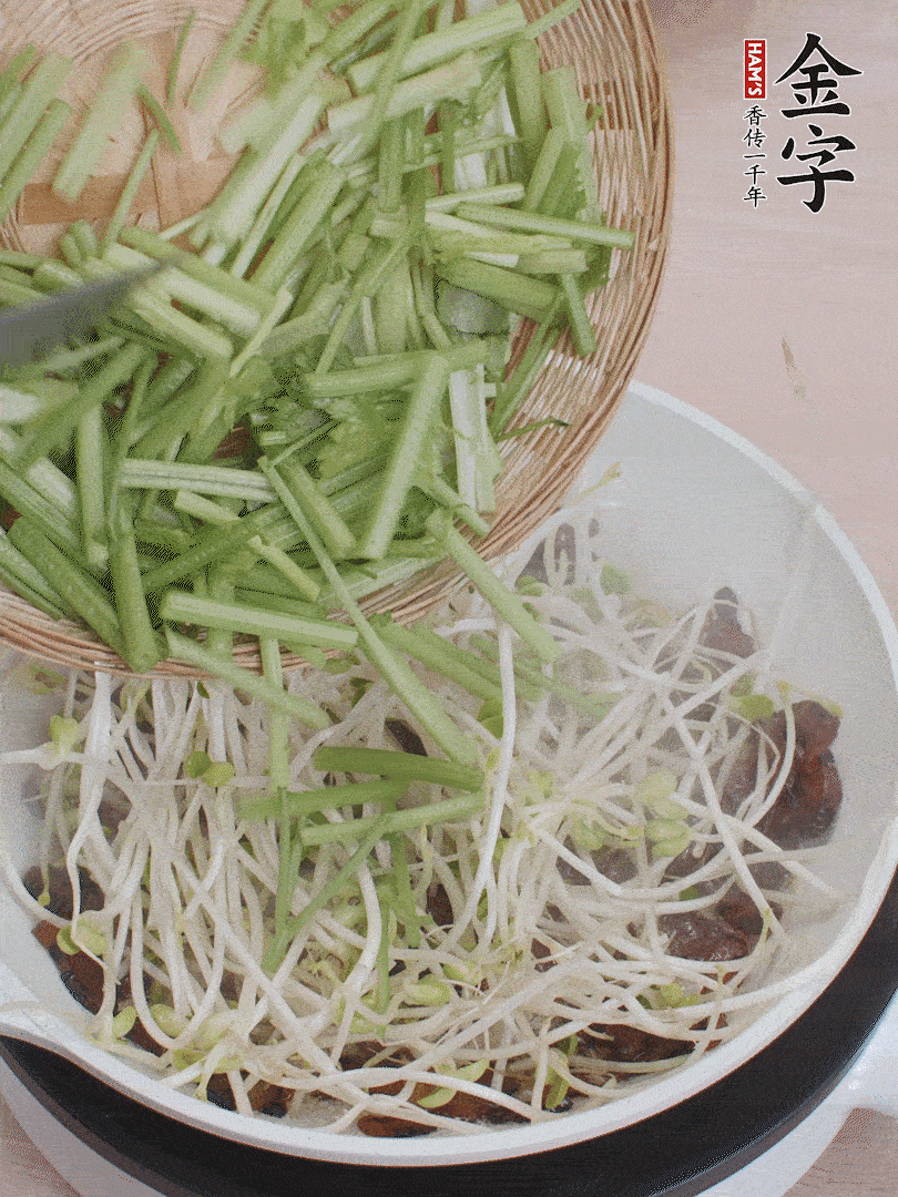 下豆芽、香芹翻炒均勻。