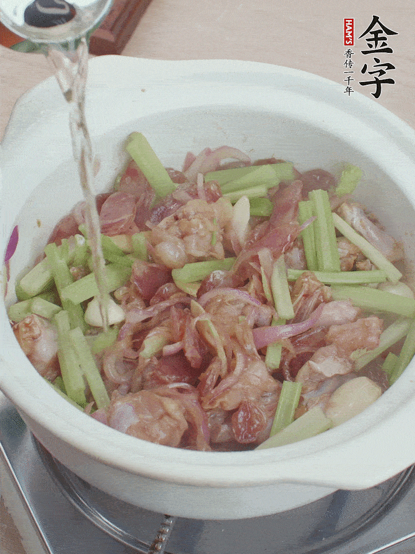 牛蛙變色后，淋點啤酒，加蓋后調(diào)小火燜10分鐘。