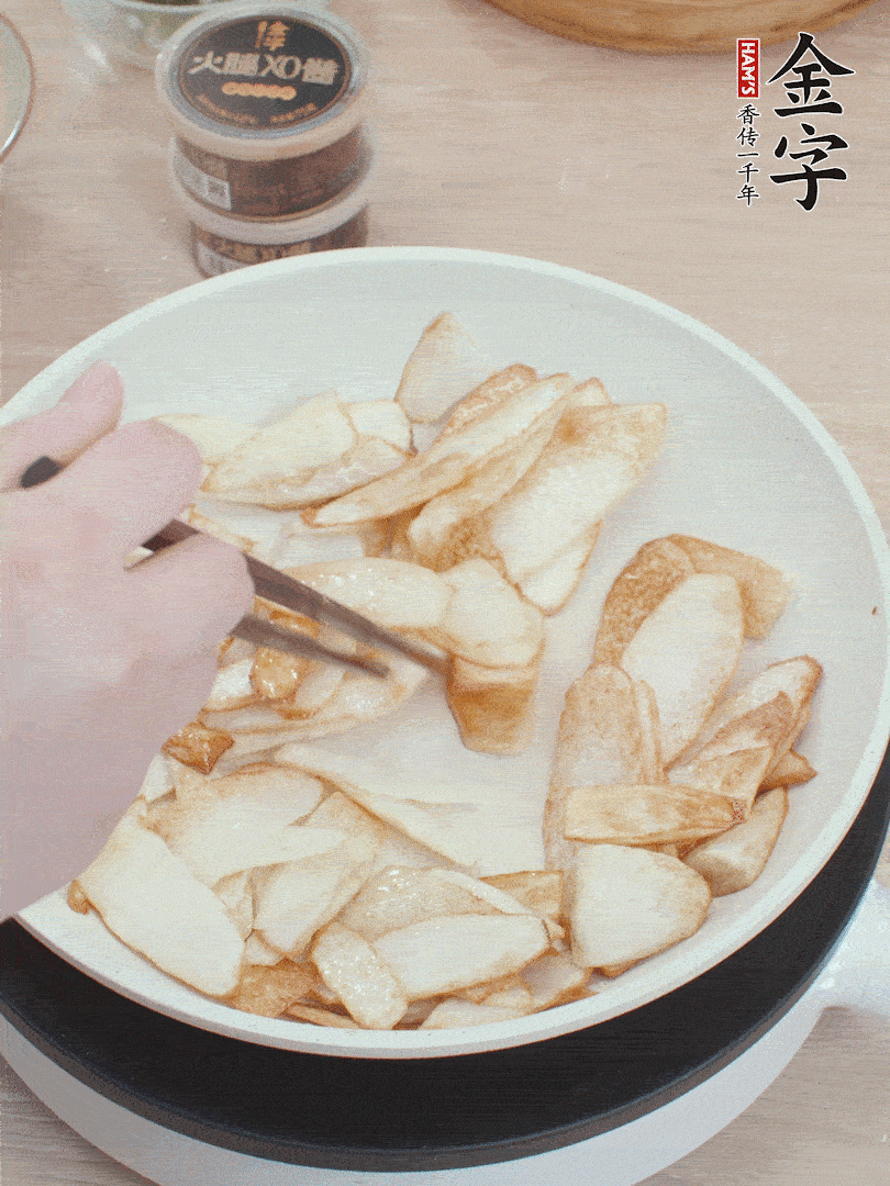 鍋中熱油，山藥煎至兩面金黃。