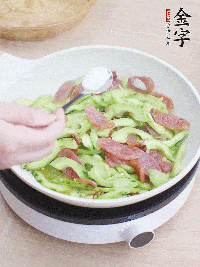 淋點(diǎn)開(kāi)水，半勺白糖、1勺生抽調(diào)味。