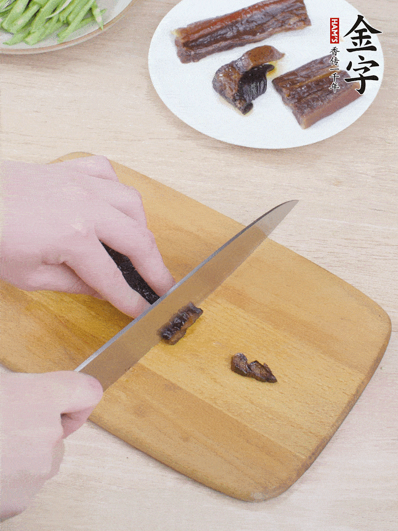 提前煮好的金字醬油肉切片。
