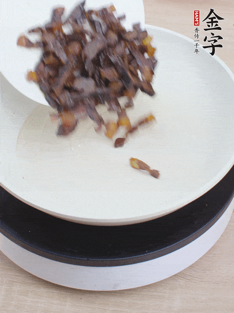 油熱倒醬油肉，編出香味。