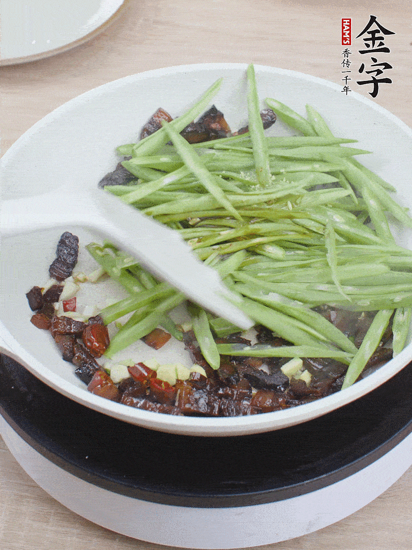 下豆角，生抽、雞精調(diào)味，炒到斷生。