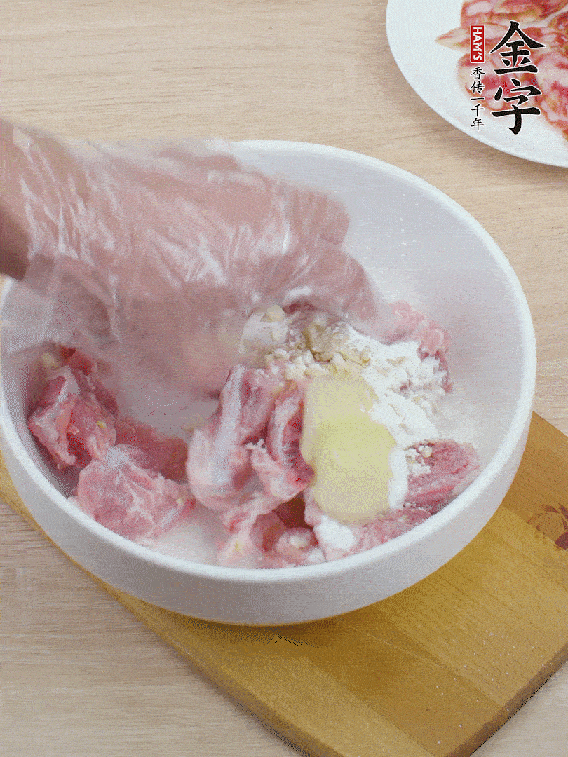 洗凈的小排，加鹽、姜、蒜末、淀粉、胡椒粉抓勻，腌制15分鐘。