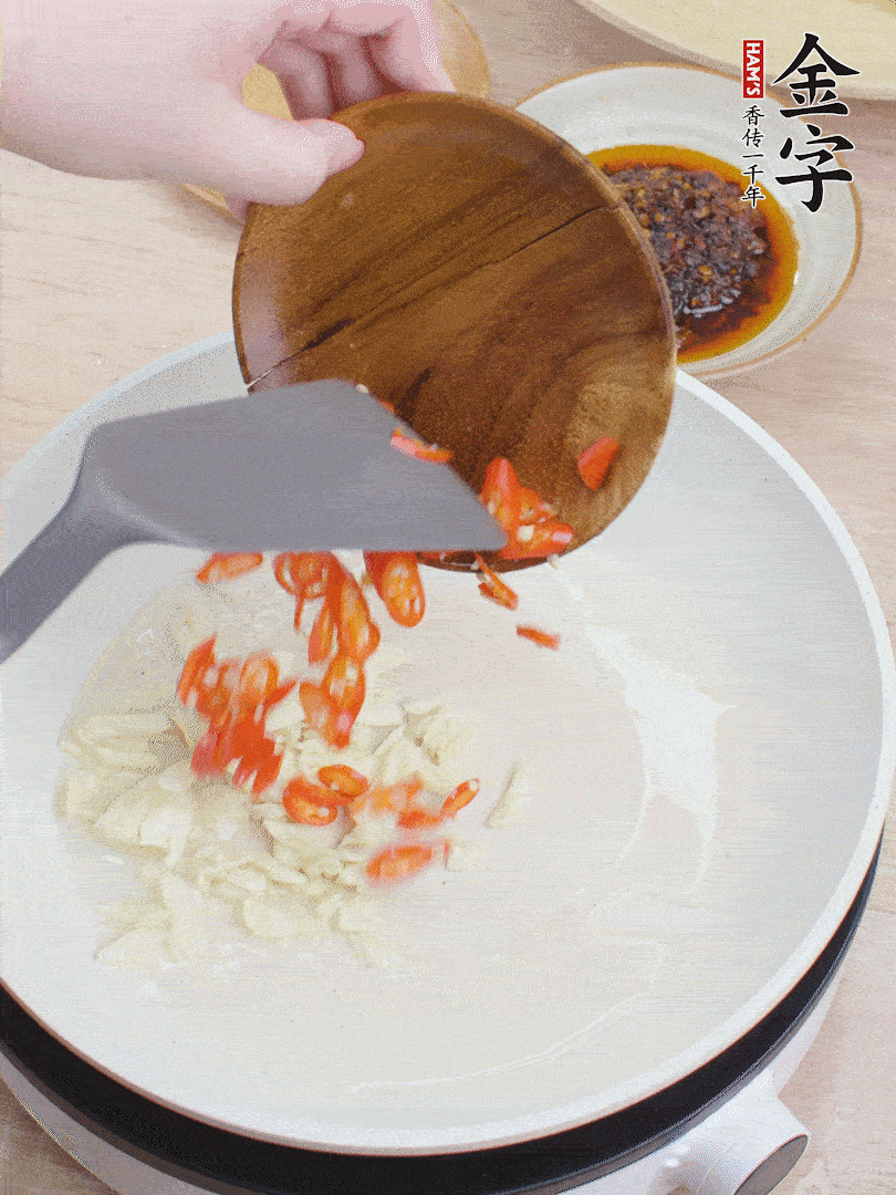 油熱煸香蒜末、辣椒。