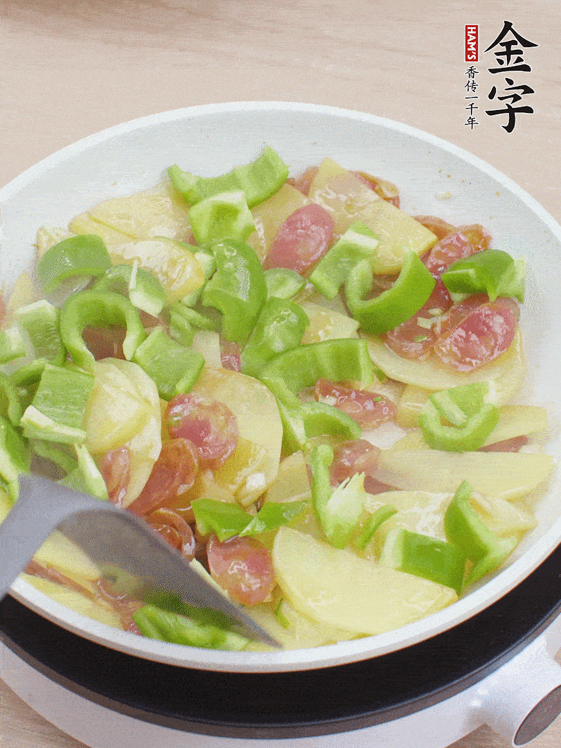 下辣椒翻炒1分鐘。