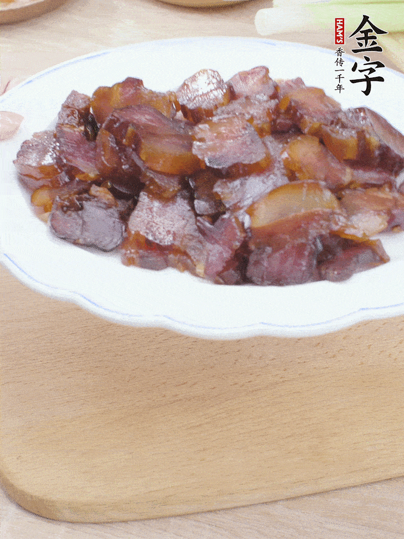 金字醬油肉水煮15分鐘，切薄片。