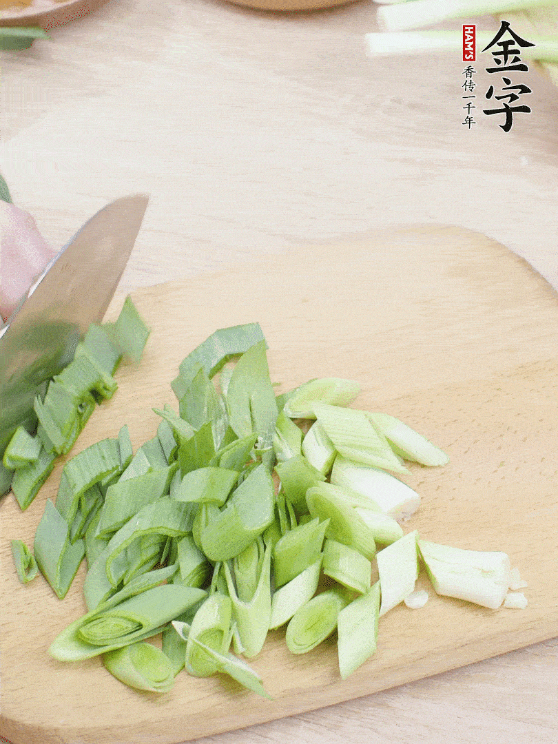 青蒜切段。（蒜白可以拍一下，再斜著切）