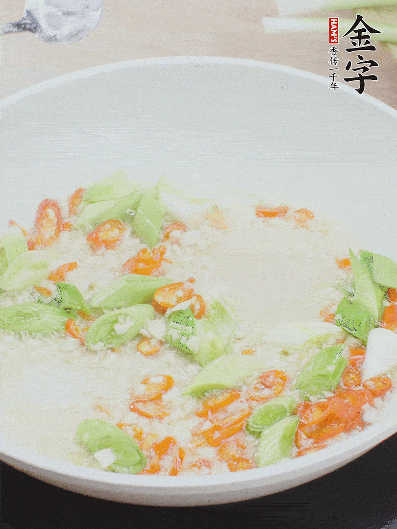 油5成熱時，下蒜末、辣椒、蒜白煸炒。