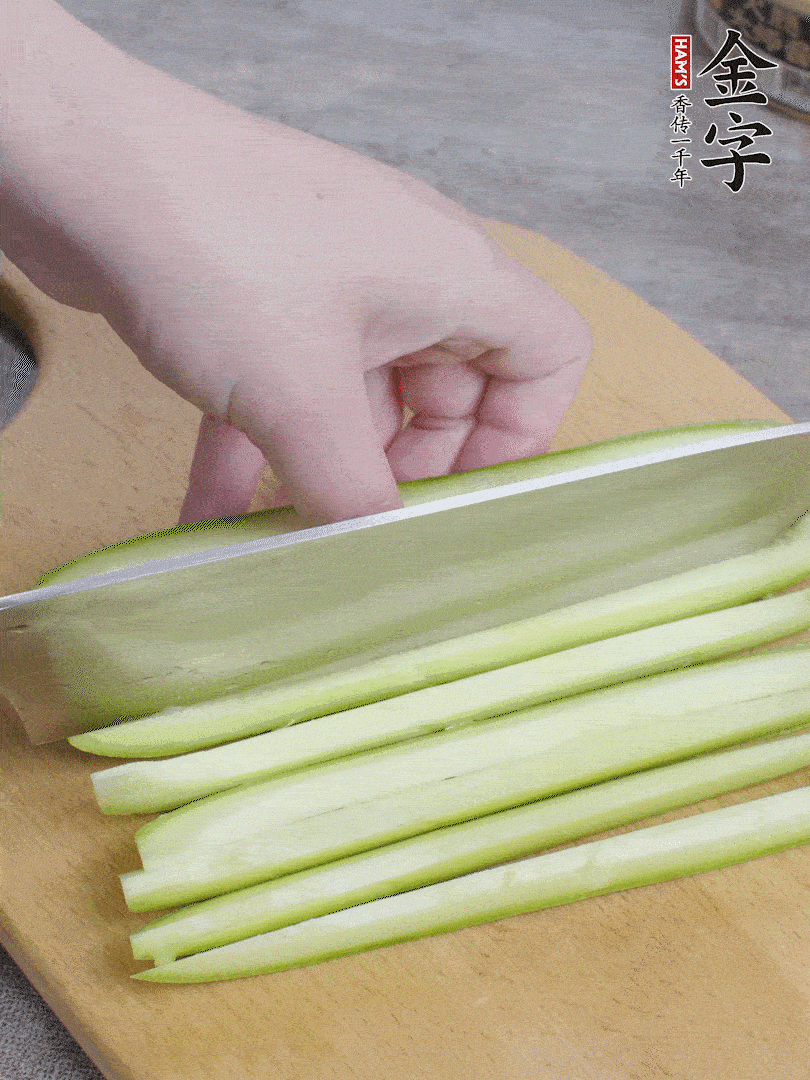 西葫蘆對(duì)半切，去瓤切條。