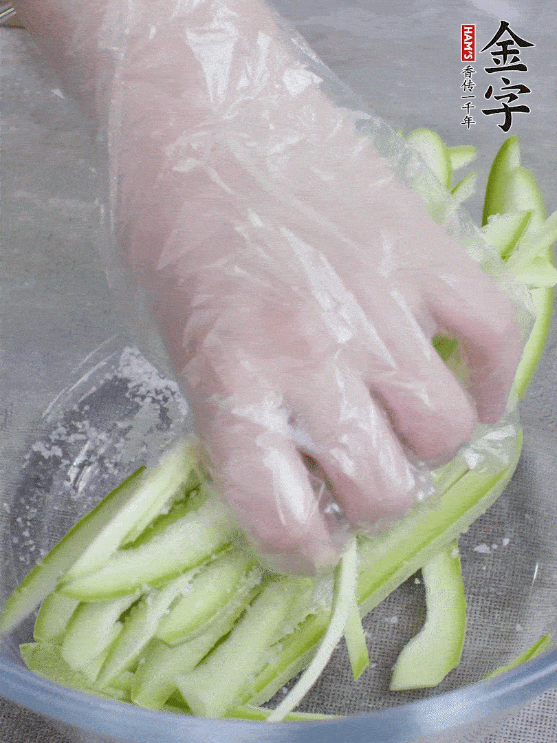 加鹽腌制15分鐘，清洗后擠干水份。