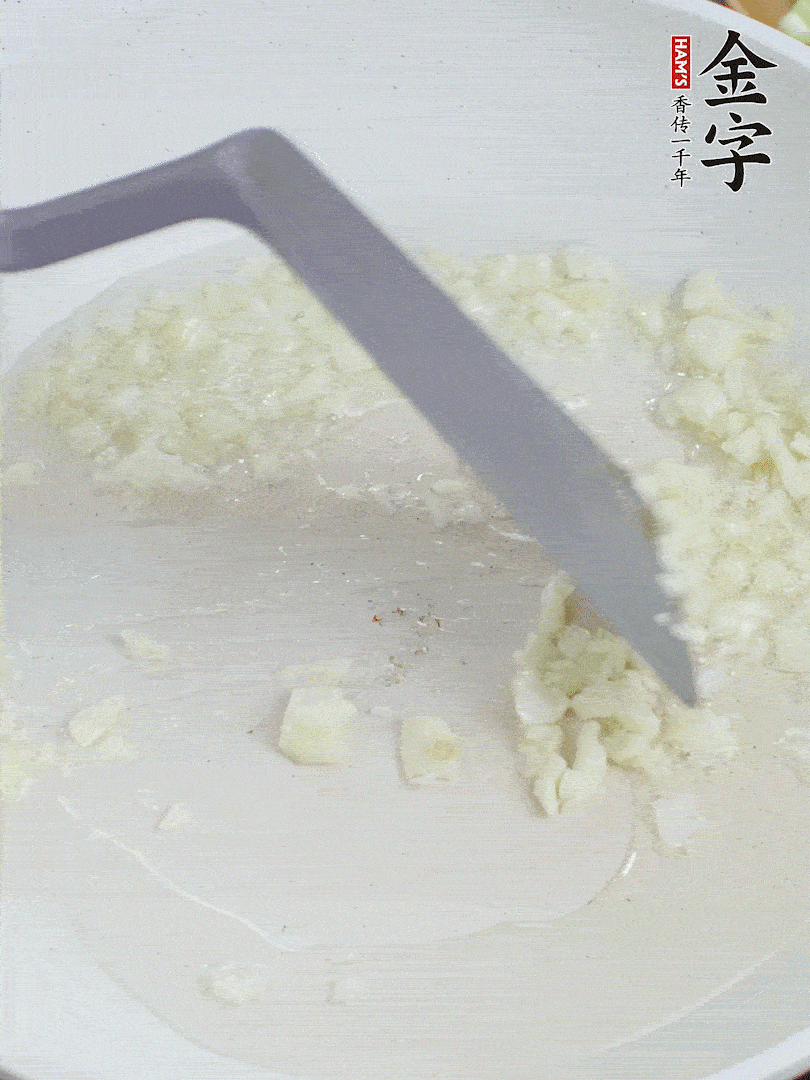 冷鍋熱油，下大蒜煎至兩面微黃。