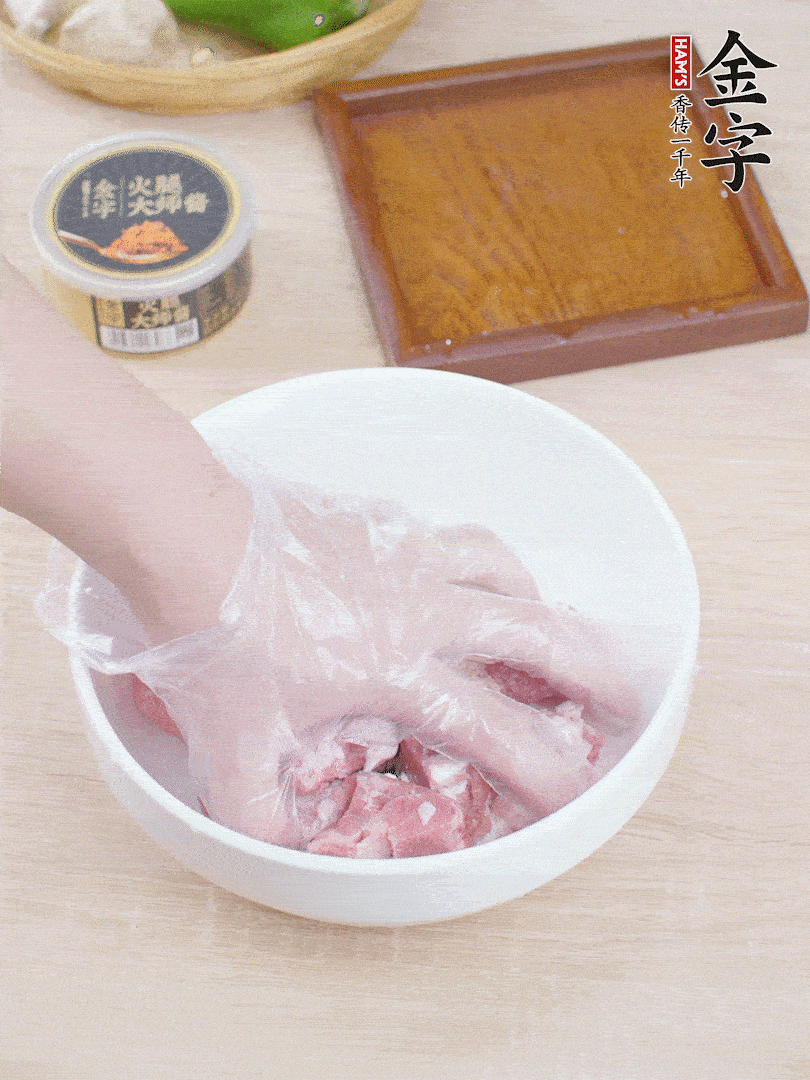 豬小排，加1勺料酒、1勺蠔油、1/3勺白胡椒粉、淀粉，抓拌均勻腌漬30分鐘。青椒去蒂去籽切塊。洋蔥去皮切塊。