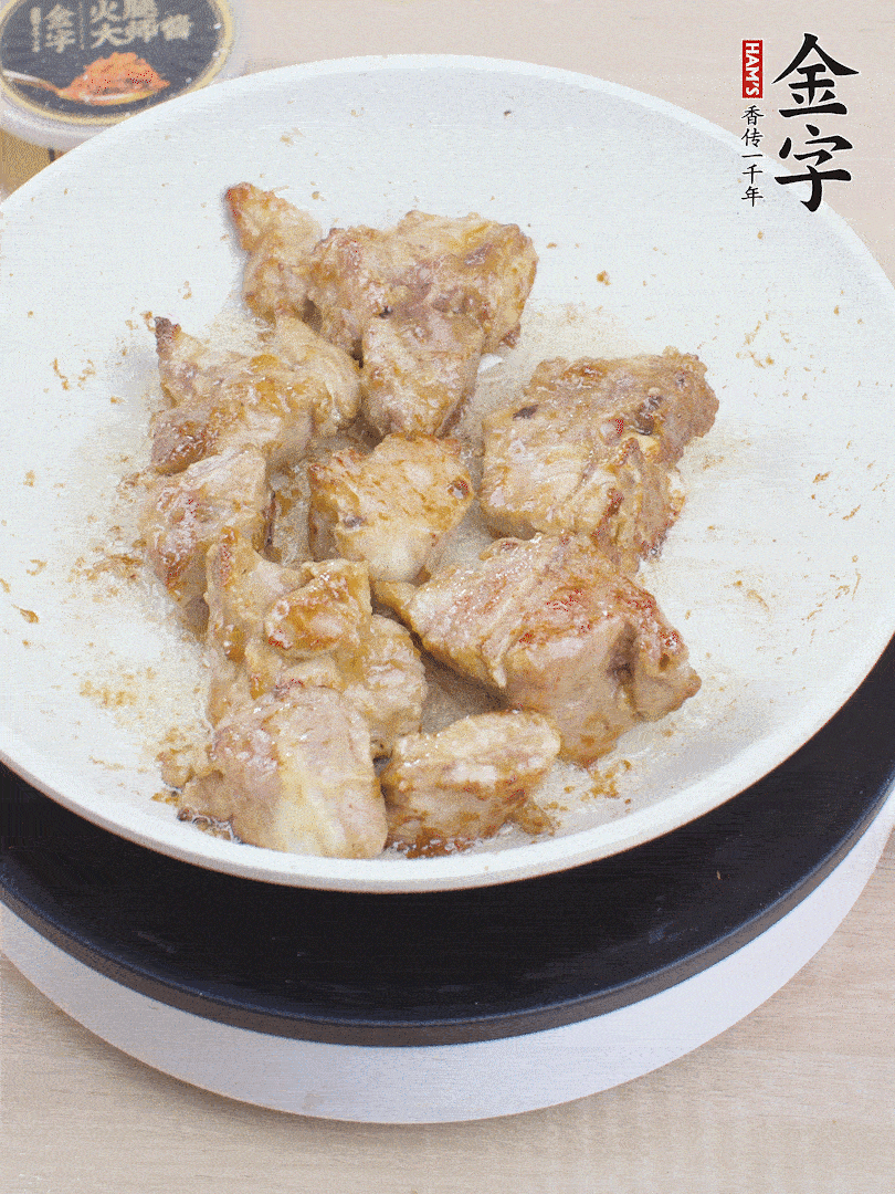 油4成熱，下小排煎炒至邊緣微微發(fā)焦。