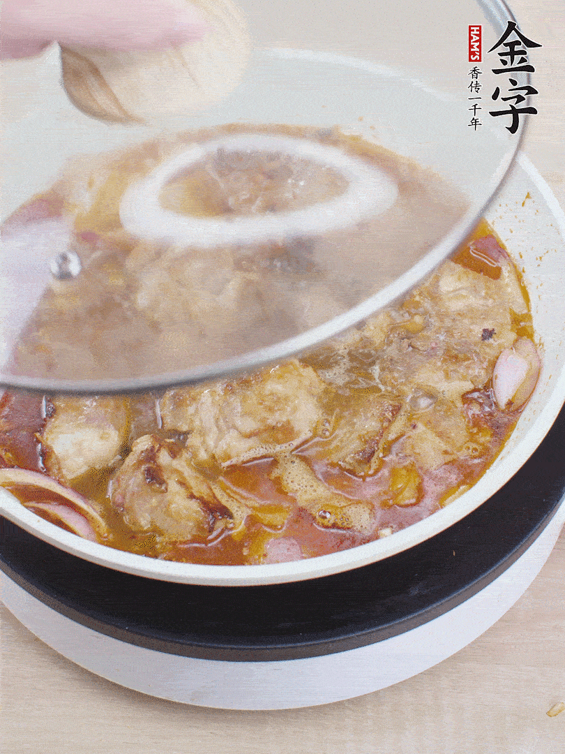 下小排翻炒，加1勺生抽、1點(diǎn)白砂糖和少許水燜2分鐘。