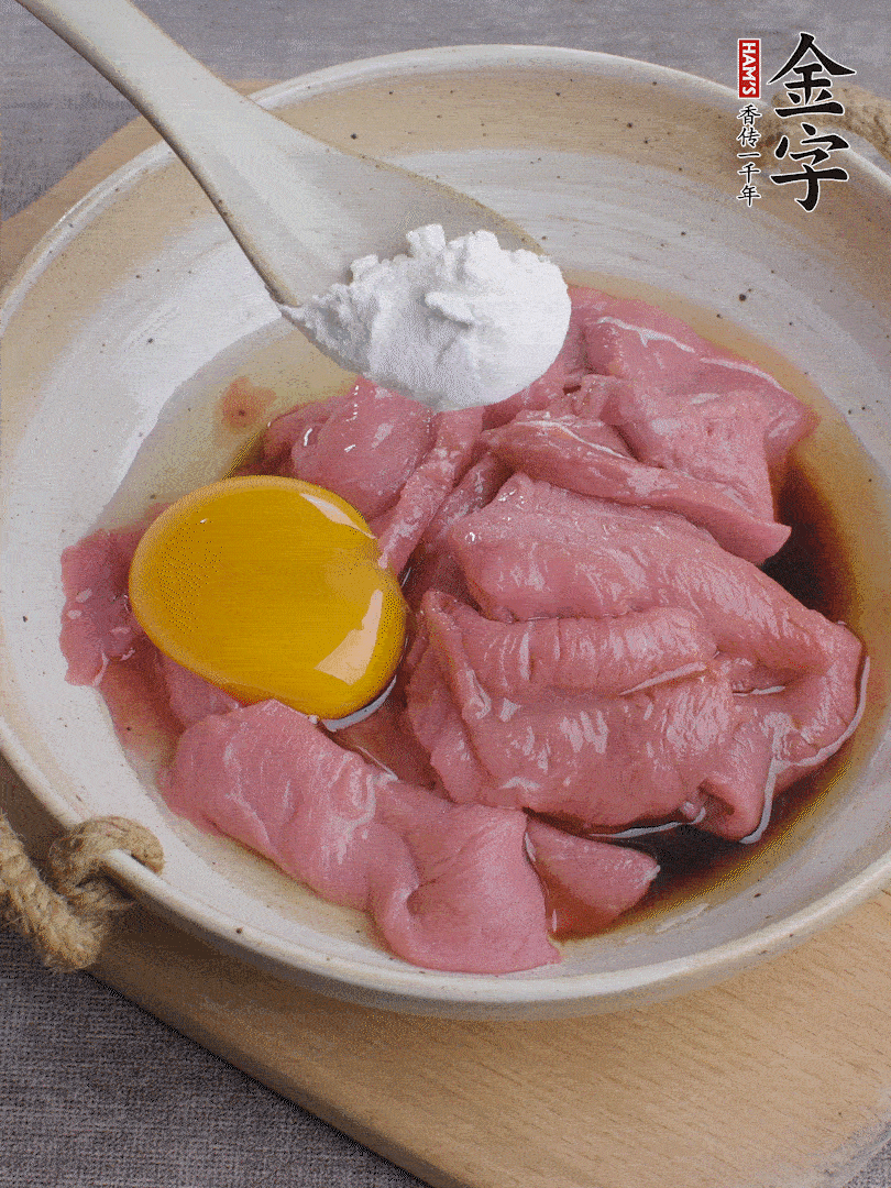 牛肉切片，雞蛋1個(gè)、水2勺、料酒1/2勺、生抽1/2勺、生粉1勺腌15分鐘。