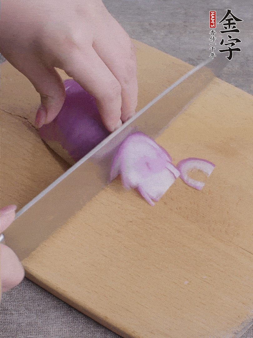 洋蔥切絲、蔥切段。