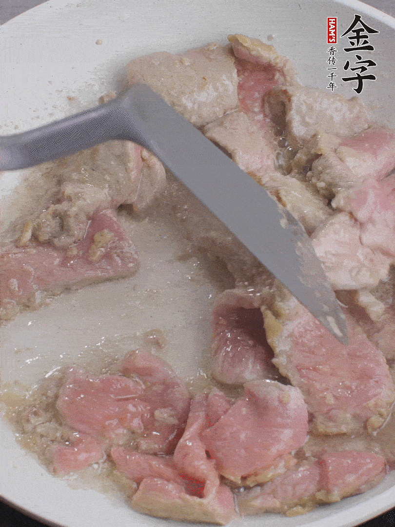 鍋中少油，下牛肉炒至變色。（盛出來(lái)）