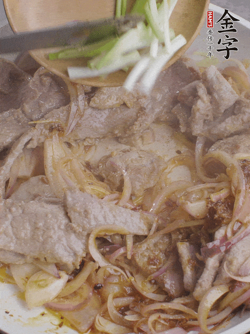 下牛肉、蔥段快炒。