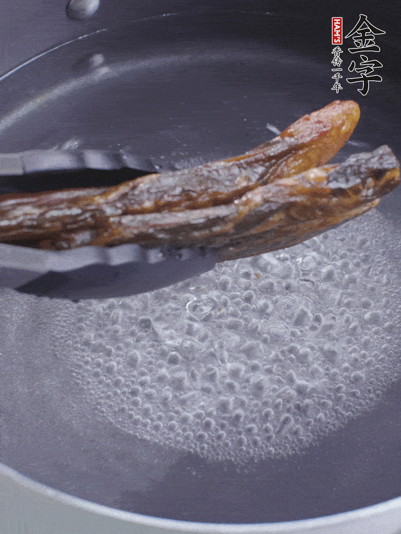 金字醬油肉水煮15分鐘，切薄片。