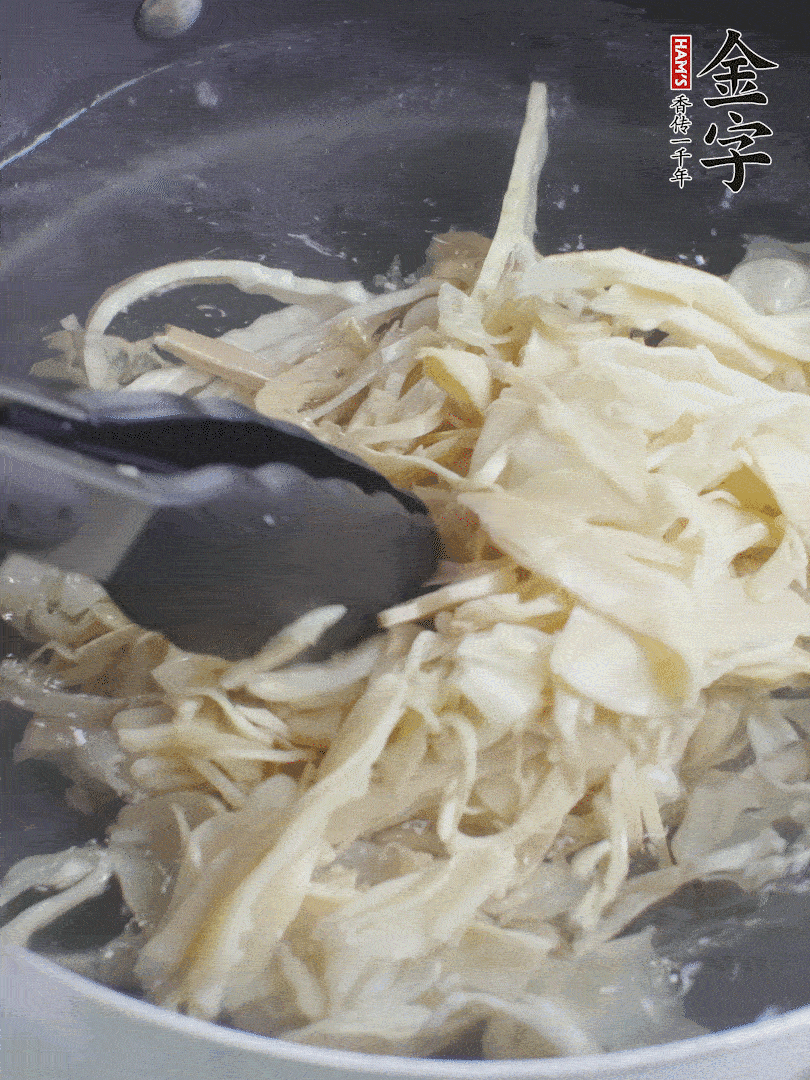 糯米筍焯水1分鐘，過(guò)涼水，擠干水份。
