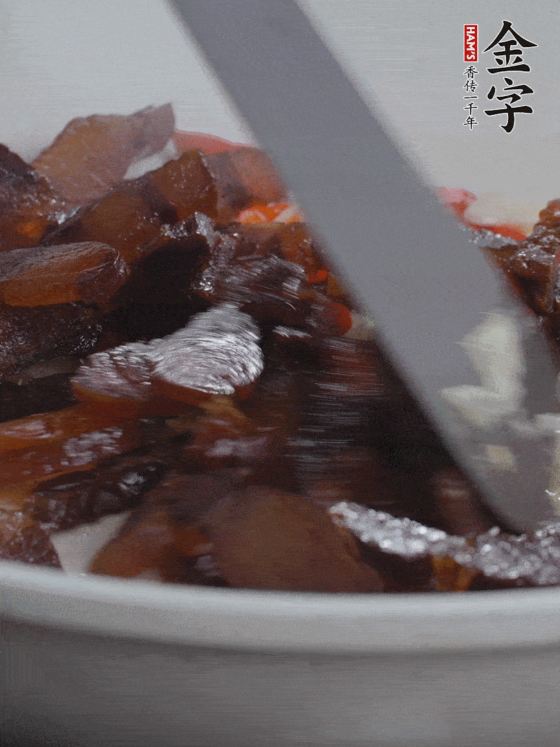 下醬油肉，煸出油脂。